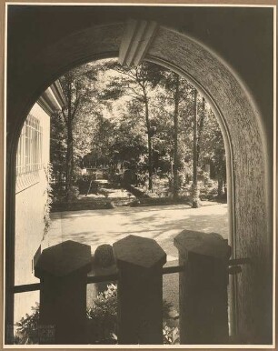 Landhaus Cohn, Doppel-Villa, Hubertusbader Straße, Berlin-Grunewald: Aussenaufnahme Blick aus Eingangsloggia in Garten (Ecke: Kronberger Straße, Hubertusbader Straße)