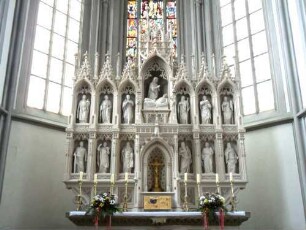 Ritterkapelle-Innen-Chorraum-Hochaltar mit Figuren