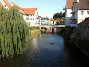 Stadtbild-Ansicht im Süden-die Nagold (von der Nikolausbrücke aus) im Flußbett nach Norden gesehen-beidseitiger Gebäudebestand neuzeitlich