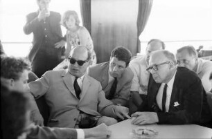 16. Tagung 1966 Mediziner; Auf dem Schiff: M. v. Ardenne, D. Burk im Gespräch