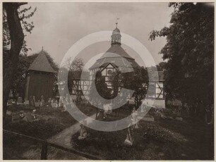 Evangelische Kirche, Glockenturm und Friedhof in Pawellau