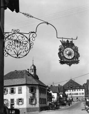 Jagsthausen. Ortsansicht mit Ausleger vom Gasthaus Sonne