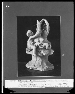 Zwei Putti mit einem Fabelwesen