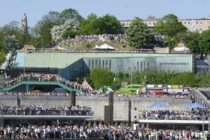 Vor den St. Pauli Landungsbrücken gibt es eine Traditions-Vorführung der Hamburger Hafenschlepper