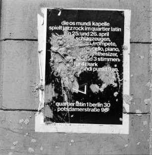 Plakat an der Hauswand mit Matsch beworfen