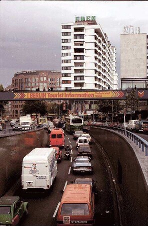 Berlin: Stau in der Unterführung Budapester Straße