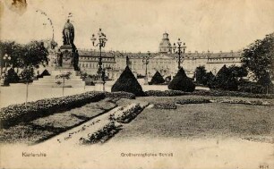 Postkartenalbum mit Motiven von Karlsruhe. "Karlsruhe. Großherzogliches Schloss". Schloss mit Denkmal für den Großherzog Karl Friedrich