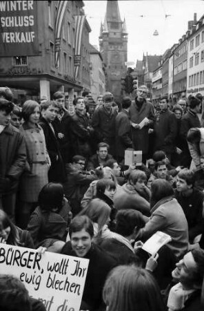 Freiburg: Demonstration gegen Straßenbahntarife; Sitzende Demonstranten auf der Kreuzung Bertoldsbrunnen