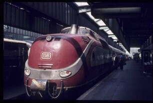 TEE am Bahnsteig im Hauptbahnhof