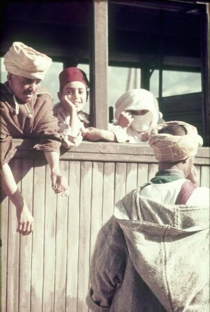 Reisefotos Ägypten. Reisende am und im Zug