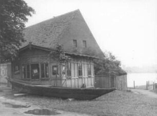 Kahn am Gasthof (Bereitstellung für Hochwasser der Kipper) : Türchau (Turoszów (Polen)). Kahn am Gasthof (Bereitstellung für Hochwasser der Kipper, im Mittelgrund)