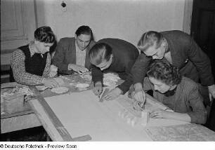 Maler und Grafiker beim Entwerfen eines Modells der Stalin-Allee