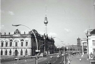 Berlin: Ost; Unter den Linden; Zeughaus und Fernsehturm