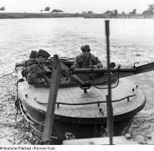 Deutschland . Nationale Volksarmee - Landstreitkräfte. Taktische Übung der Pioniertruppen. Bugsierboot mit drei Soldaten vor einer Pontonbrücke