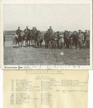 Kaisermanöver bei Stettin 1900: (ca. sechzehn Personen) auswärtiger Militärbevollmächtigter als Manöverbeobachter, teils zu Pferd, teils stehend auf freiem Feld