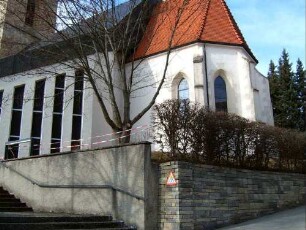 Ansicht von Südosten mit Kirche (Chor Gotisch 1478 - Langhaus Neubau 1974) in ehemaligem Kirchhof (als Begräbnisplatz im 19 Jh aufgegeben und Kirchhofmauer mit Wehrgang abgetragen)