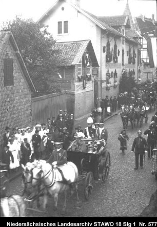 Einzug des Herzogs Johann Albrecht von Mecklenburg in Wolfenbüttel Enthält: Herzogspaar und Gefolge in Kutschen, Zuschauer