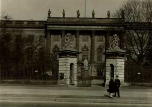 Berlin-Mitte. Ansicht des Eingangs und des Mittelbaus der Friedrich-Wilhelms-Universität, vormals das Palais des Prinzen Heinrich.