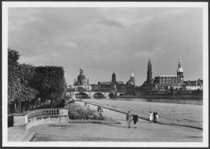 Dresden, Elbe : Blick vom Neustädter Elbufer (Pavillon am Japanischen Palais) nach Südosten gegen die Silhouette der Dresdner Altstadt