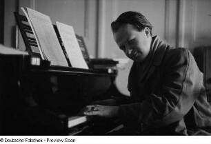 Porträt Roger Rössings auf einem Klavier spielend