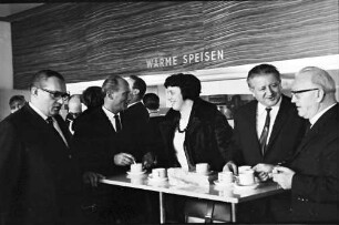 Pforzheim: Autobahnrasthaus; Omnibusgäste (Stadträte und Oberbürgermeister Dr. Keidel im Autobahnrasthaus beim Schnellimbiss)