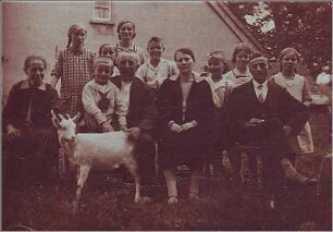 Familienfoto mit Ziege