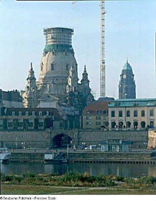 Frauenkirche : Blick vom Neustädter Ufer über die Elbe gegen Brühlsche Terrasse mit Einmündung Münzgasse in das Terrassenufer und Frauenkirche mit eingerüsteter Laterne, im Hintergrund der Rathausturm