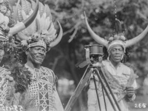 Zulu : Zulu in tradioneller Bekleidung vor einem Mikrofon