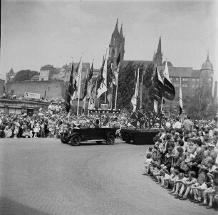 Meißen-Altstadt. Jubiläum "250 Jahre Meißner Porzellan". Festumzug. Blick zum Burgberg mit Albrechtsburg und Dom