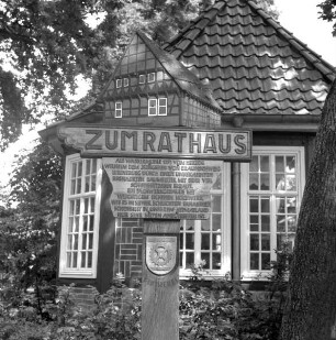 Wegweiser: "Zum Rathaus", mit der Darstellung der Alten Wassermühle (heute Rathaus)