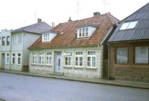 Königstraße 5: traufständige Straßenfront mit Eingangstür