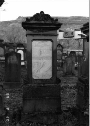Grabstein 58 (Index: 99798601) Material: Sandstein, Schriftplatte Marmor Zustand: gut Maße HxBxT: 177x47x26 cm Beschreibung: Stele mit Volutenaufsatz, Schriftplatte mit geradem Abschluß, Sockel: Grabstein 58