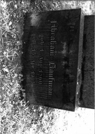 Grabstein 88 (Index: 99804726) Material: Granit Zustand: gut Maße HxBxT: 171x62x34 cm Beschreibung: Stele, giebelartiger Abschluß, Sockel: Grabstein 3/25B