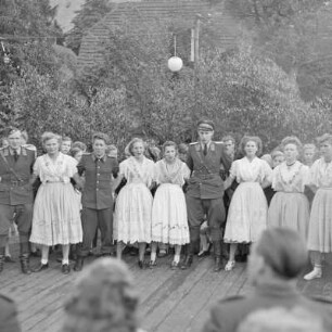 Kulturfest nach der Grundsteinlegung in Briesen. Junge Frauen in festlicher Spreewaldtracht. : Kulturny swjedźeń po połoženju zakładneho kamjenja w Brjazynje. Młode žony w Błótowskej swjedźenskej drasće.