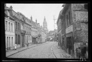 Saint-Amand (=Saint-Amand-les-Eaux, Dep. Nord, Frankreich): "Straßenbild", im Hintergrund der Klosterturm