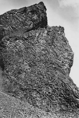 Ein etwa 30 m hoher Felsen mit kristallinischem Basalt, Island