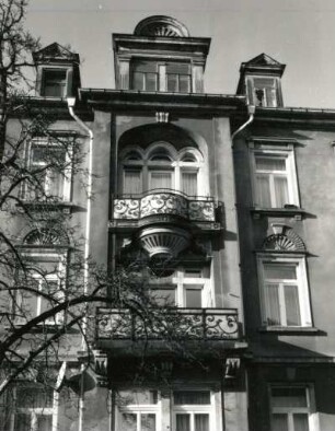 Radebeul. Wohnhaus, Louisenstraße 4 (um 1895). Teilansicht mit Balkons (1. und 2. Obergeschoss)
