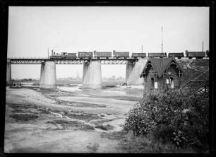 Myslowitz (Myslowice/Polen). Grenzbrücke mit Güterzug