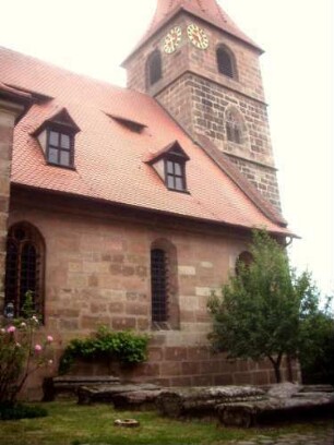 Kraftshof-Kirchturm (Chorturm mit Turmchor)und Langhaus über Kirchhof von Südwesten