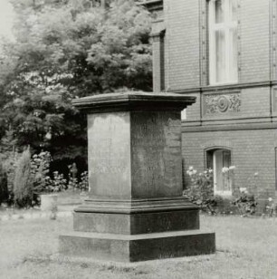 Denkmal für die Gefallenen von 1864/1866 und 1870/1871 : Denkmal für die Gefallenen von 1864/1866 und 1870/1871. Inschriftensockel von 1876. Peitz, August-Bebel-Straße 29, Vorgarten vom Amtsgeericht