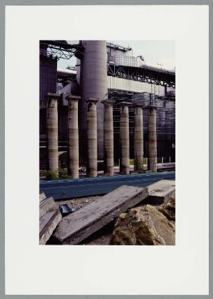 Baustelle auf einem Industriegelände mit Blick auf Säulen