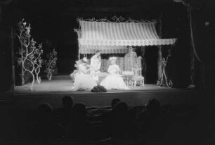 Szenenbilder aus "Um Lucretia" von J. Giraudoux. it K. Braun u. a. Schloßpark-Theater Berlin, Erstaufführung 21.04.1955