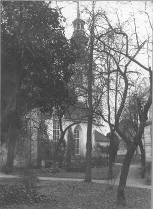 Weixdorf-Lausa. Dorfkirche (um 1650, 1786). Ansicht über den Kirchhof. Fotografie (Negativabzug auf Papier) von Ursula Richter, um 1925