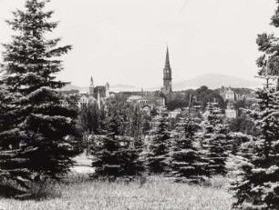 Löbau : Löbau. Ortsansicht mit Nikolaikirche von Osten gegen Kleine Landeskrone und Hochstein