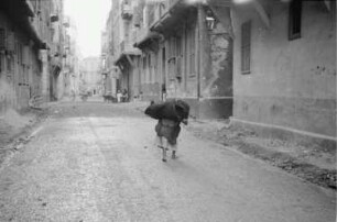 Reisefotos. Straßenbild im arabischen Raum. Ansicht mit Lastenträger