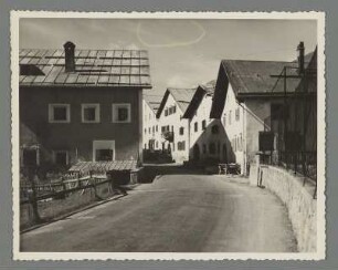 Straße mit Reihenhäusern in Zuoz