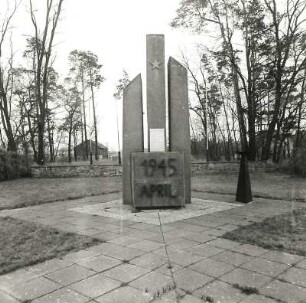 Neuhausen/Spree-Haasow. Sowjetischer Ehrenfriedhof. Ehrenmal (nach 1945). Gedenkstein