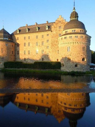Örebro - das Wasserschloss : Das Schloss von Örebro, aufgenommen am 26. Juli 2012 in der Abendsonne