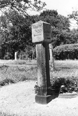 Göda-Prischwitz. Ehem. Mühle, Wegesäule hinter der Mühle