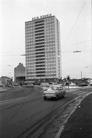 Baufertigstellung des 19stöckigen Hochhauses der Volkswohnung GmbH am Lameyplatz.